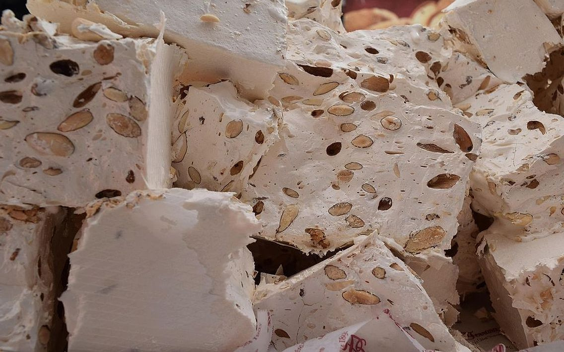 Köşe başındaki mağazanın güneşli ön cephesi